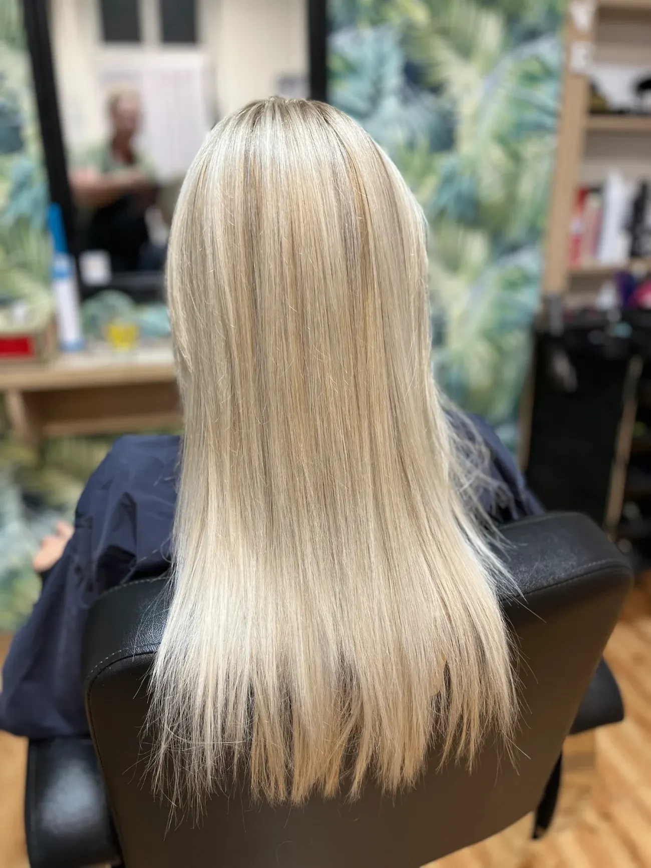 Dlouhé rovné blond vlasy po barvení, pohled zezadu